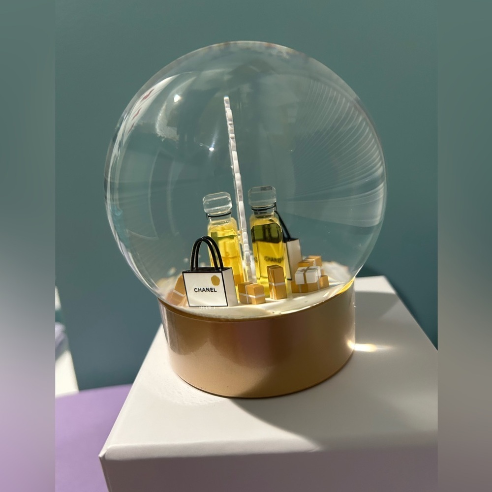 Chanel Snow Globe 2024 Edition RARE - Picture 7 of 9